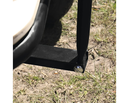 Detailansicht eines schwarzen Metallgestells mit Verschraubung für Gartenmöbel.