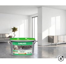 Ein Eimer HORNBACH Glanzlatex Innenfarbe 10 Liter in einem hellen, modern eingerichteten Wohnzimmer. (Image AI modified or generated)