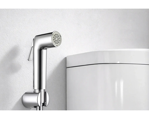 Bidetbrause mit Wandhalterung aus Metall in glänzender Optik neben einer Toilette