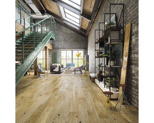 Wohnzimmer mit Holzboden, Treppe, Regalen und Sitzbereich