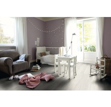 Helles Kinderzimmer mit Möbeln und grauem Laminatboden