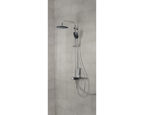 Duschsäule mit Kopf- und Handbrause in einem Badezimmer