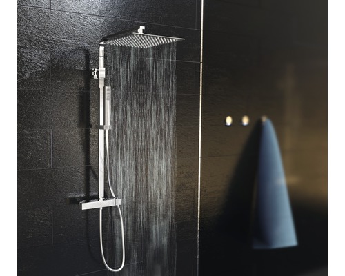 Duschsystem mit Kopfbrause und Handbrause im Badezimmer.