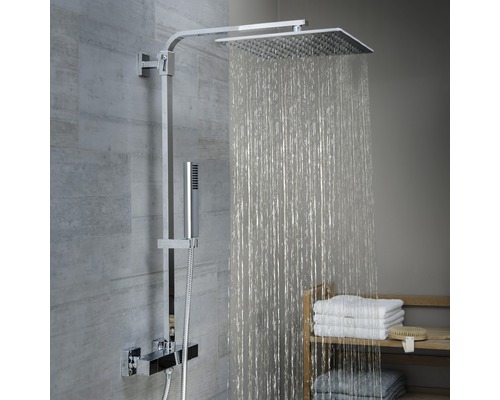 Duschsystem mit Kopfbrause, Handbrause und Thermostatarmatur im Badezimmer