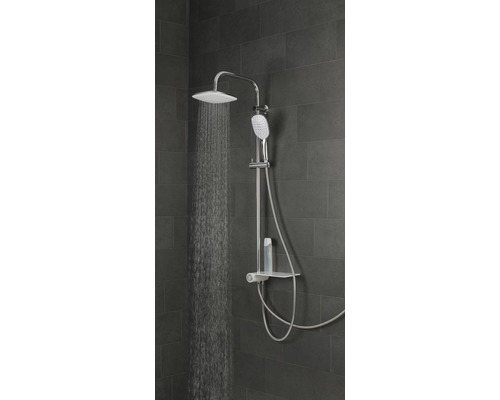 Brausegarnitur mit Kopfbrause, Handbrause und Brausestange im Badezimmer
