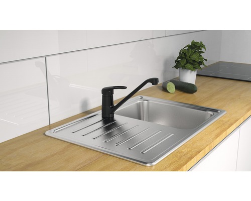 Spüle aus Edelstahl mit schwarzer Armatur auf einer Arbeitsplatte