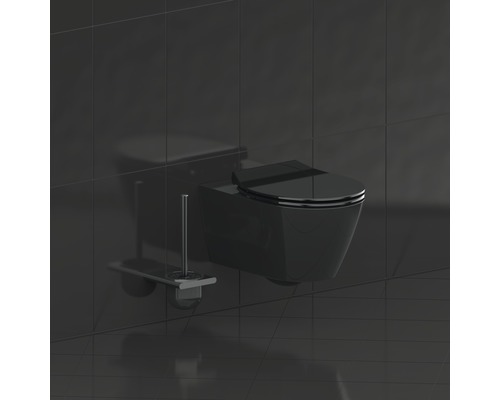 Wand-Tiefspül-WC mit Toilettenbürste an einer dunklen Wand