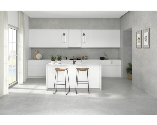 Heller Küchenraum mit weißen Möbeln und grauem Fliesenboden.