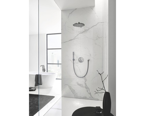 Badezimmer mit Regendusche, Handbrause und freistehender Badewanne