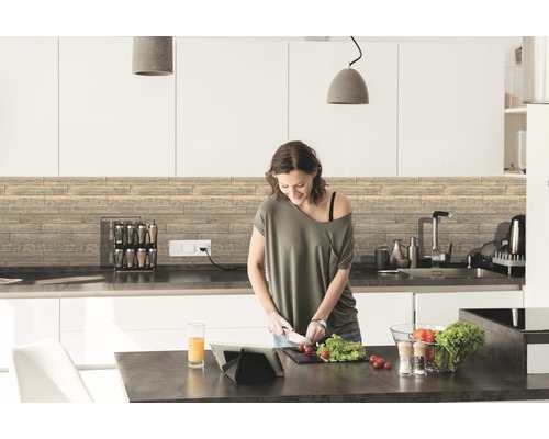 Moderne Küche mit Holzpaneel und Frau beim Zubereiten von Speisen