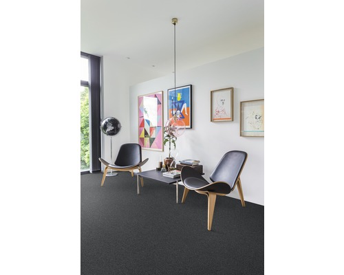 Wohnzimmer mit Teppichboden, zwei Stühlen und einem Tisch.