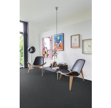 Wohnzimmer mit Teppichboden, zwei Stühlen und Tisch