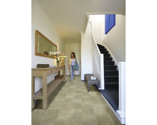 Flur mit hellem Steinboden, Treppe und Frau