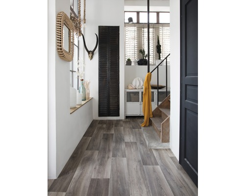 Flur mit Holzboden, Spiegel, Dekoration und Treppe