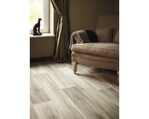 Heller Holzboden in einem Wohnzimmer mit Sofa und Vorhängen.