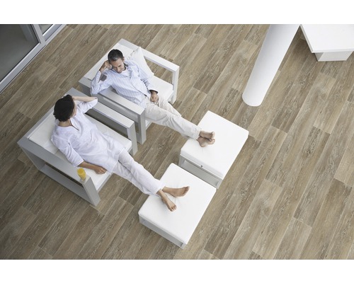 Szene mit Bodenfliesen in Holzoptik und zwei Personen auf Sesseln mit Fußhocker