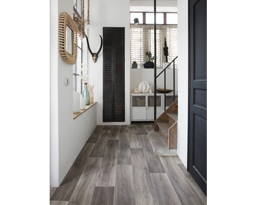 Flur mit Holzboden, Treppe und dekorativen Elementen