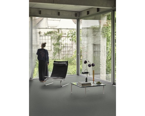 Heller Raum mit großem Fenster, Stuhl und Couchtisch