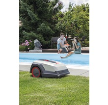 Rasenmähroboter im Garten mit Pool und entspannten Personen
