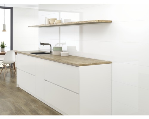 Helle Küche mit weißen Möbeln und Holz Arbeitsplatte