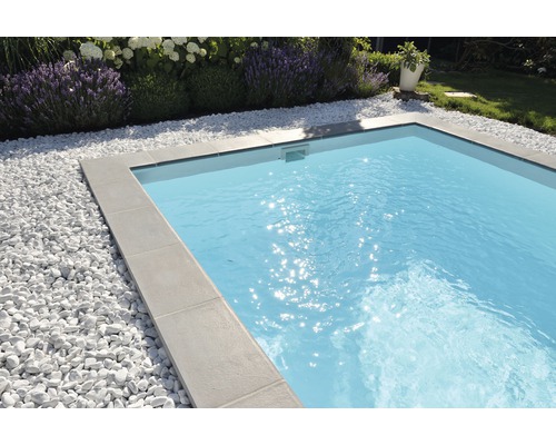 Schwimmbad mit grauen Fliesen und weißen Kieselsteinen im Garten