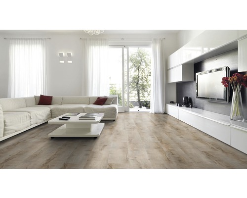 Heller Wohnraum mit Sofa, Couchtisch und Laminatboden in Holzoptik.