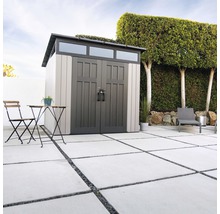 Gartenszene mit Gerätehaus, Gartentisch und Stuhl auf einer Terrasse