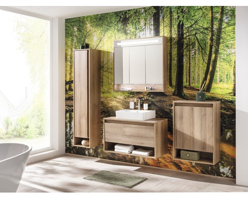 Modernes Badezimmer mit Holzmöbeln, Waschbecken und Waldtapete für eine helle und organisierte Atmosphäre