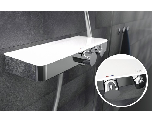 Aufputz-Thermostatbatterie mit Ablage im Badezimmer.