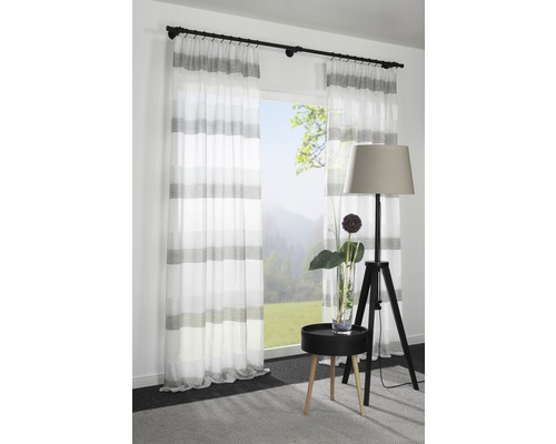 Innenraum mit Vorhängen mit horizontalen Streifen vor einem Fenster