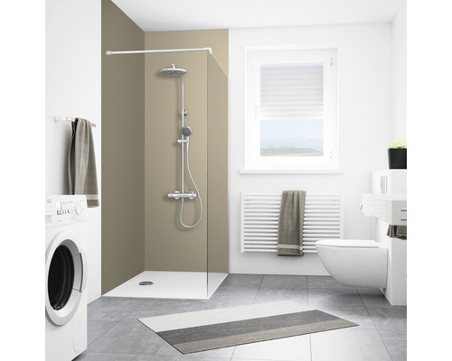 Duschrückwand Breuer Decodesign 900x2100x3 mm Mokka Helles Badezimmer mit Dusche, Waschmaschine, Toilette, Heizkörper und Fenster