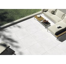 Terrasse mit Fliesen und Gartenmöbeln
