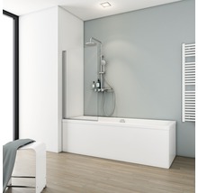 Helles Badezimmer mit Badewanne, Duscharmatur und Handtuchwärmer