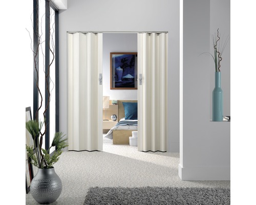 Zimmeransicht mit offener, weißer Falttür zum Schlafzimmer