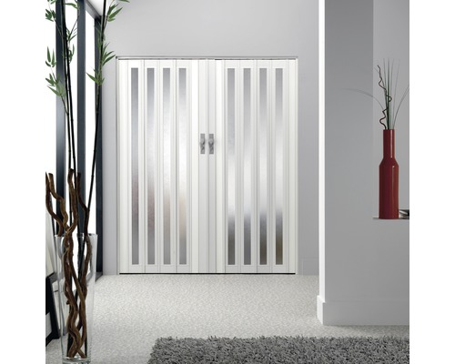 Weiße Falttür mit Glaseinsätzen in einer Wohnung