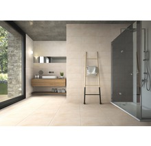 Helles Badezimmer mit sandfarbenen Fliesen, Dusche, Waschbecken und Holzleiter