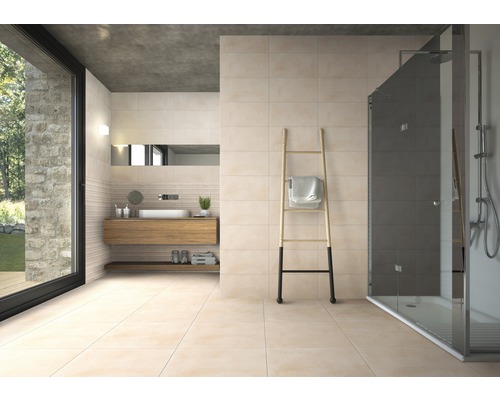 Helles Badezimmer mit sandfarbenen Fliesen, Dusche, Waschbecken und Holzleiter