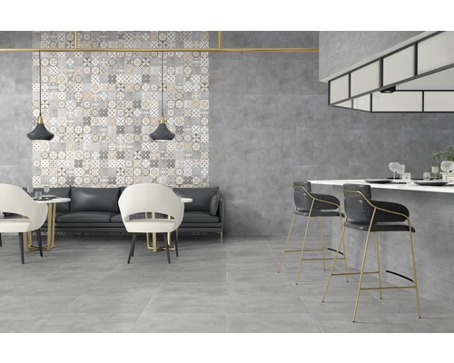 Innenraum mit grauen Fliesen, Dekorationen und Sitzgelegenheiten