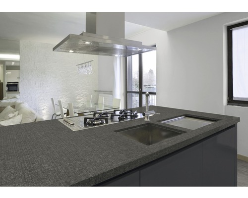 Moderne Küche mit Kochfeld, Spüle und Dunstabzugshaube