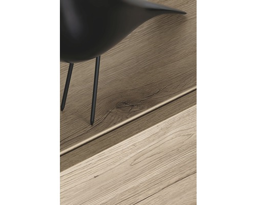 Dekorativer Laminatboden mit Holzstruktur und Vogeldekoration.
