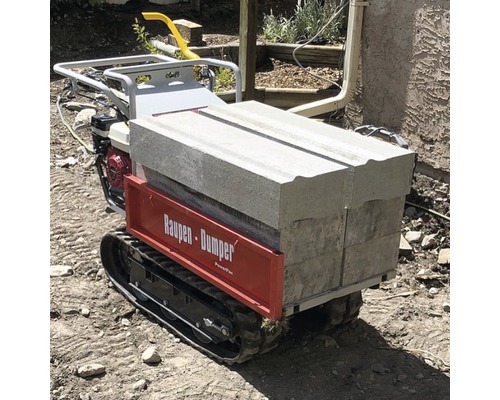 Raupen Dumper mit Betonsteinen beladen