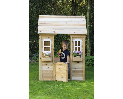 Spielhaus aus Holz mit Kind im Garten