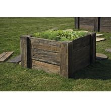 Hochbeet aus Holz mit Pflanzen auf Rasen