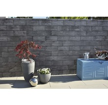 Gartenmauer aus Betonsteinen mit Pflanzen und Gartenbox