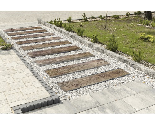Beton Holzbohle Rustik braun 90 cm x 22,5 cm x 4 cm Gartenweg mit Holztrittsteinen und Kies