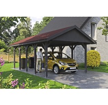 Carport aus Holz mit Auto und Person im Garten