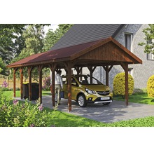 Holzcarport mit Auto und Person im Garten