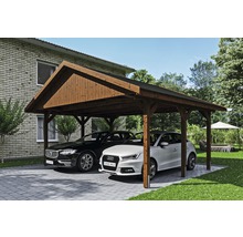 Holzcarport mit zwei geparkten Autos auf einem gepflasterten Hof
