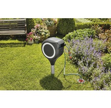 Gartenszene mit Schlauchbox zur Gartenbewässerung