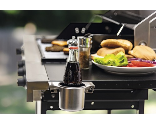 Getränkehalter aus Metall am Grill mit Getränkeflasche